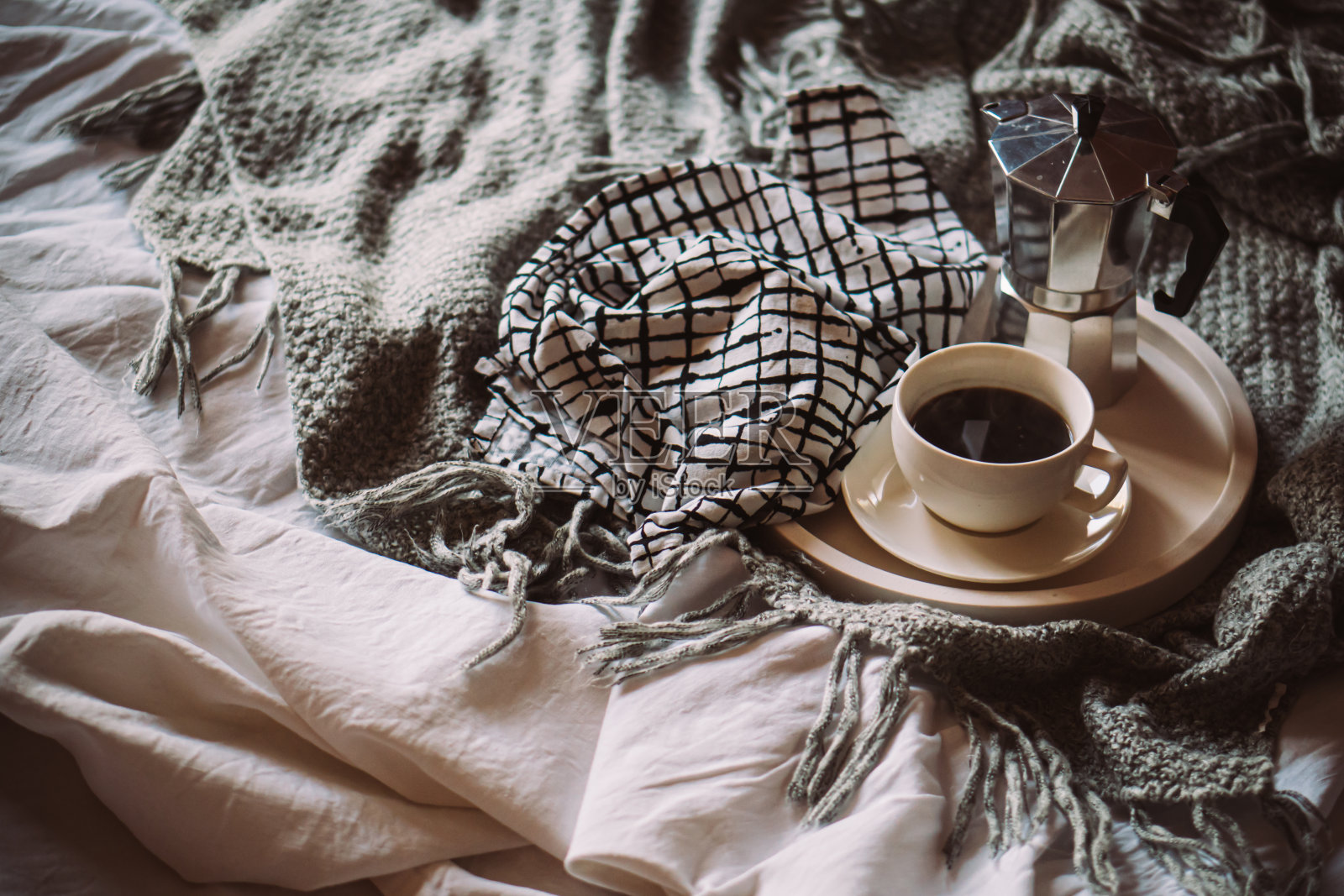 在舒适的冬天,托盘上的一杯咖啡和毛毯照片摄影图片