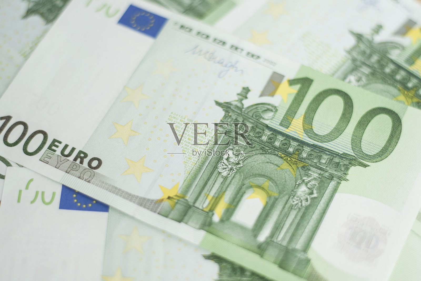 100欧元的法案。欧洲货币钞票。木制背景的百欧元钞票。照片摄影图片