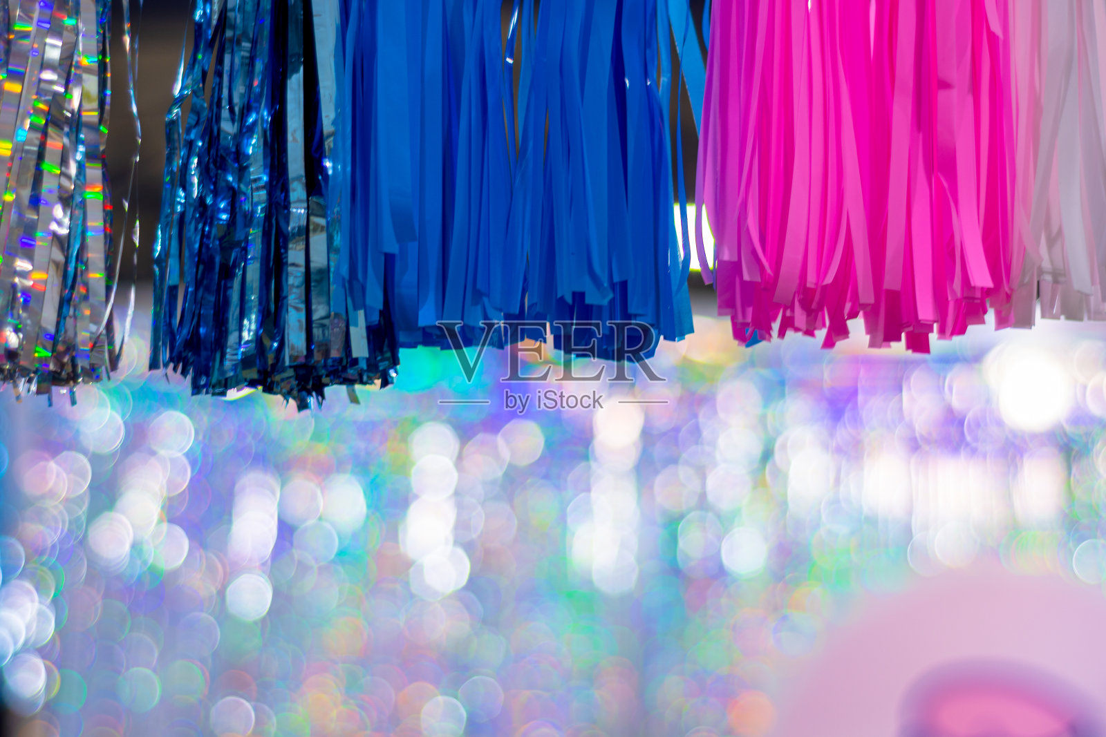 银色背景上闪亮的多色花环条纹照片摄影图片