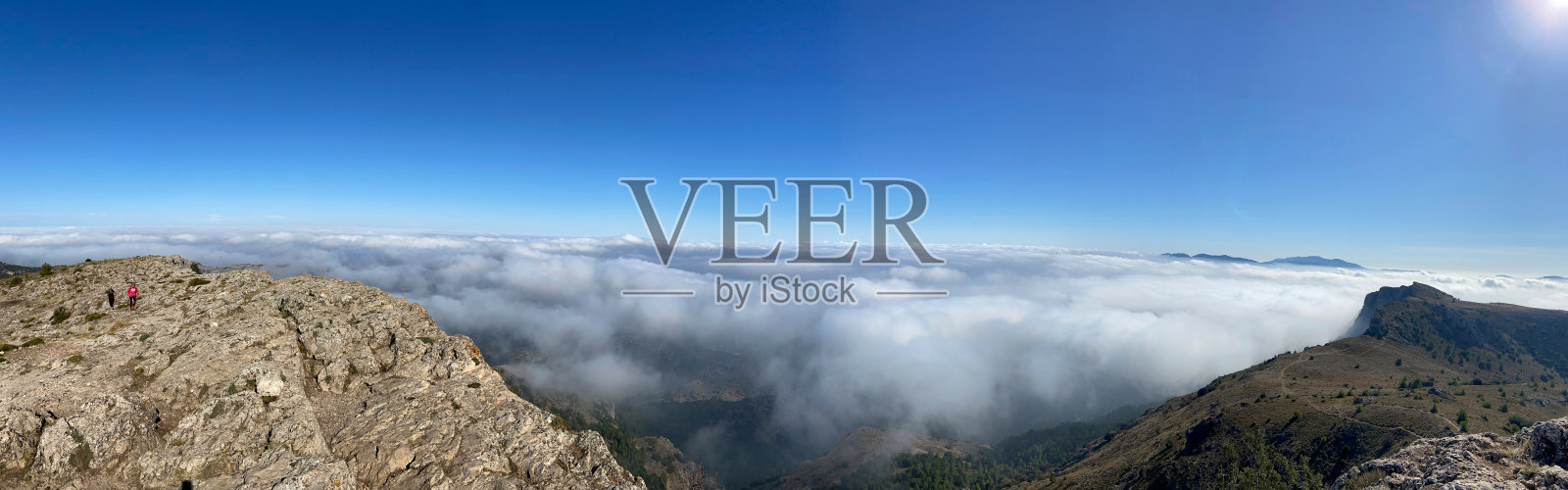 去蒙卡贝尔山顶的路照片摄影图片