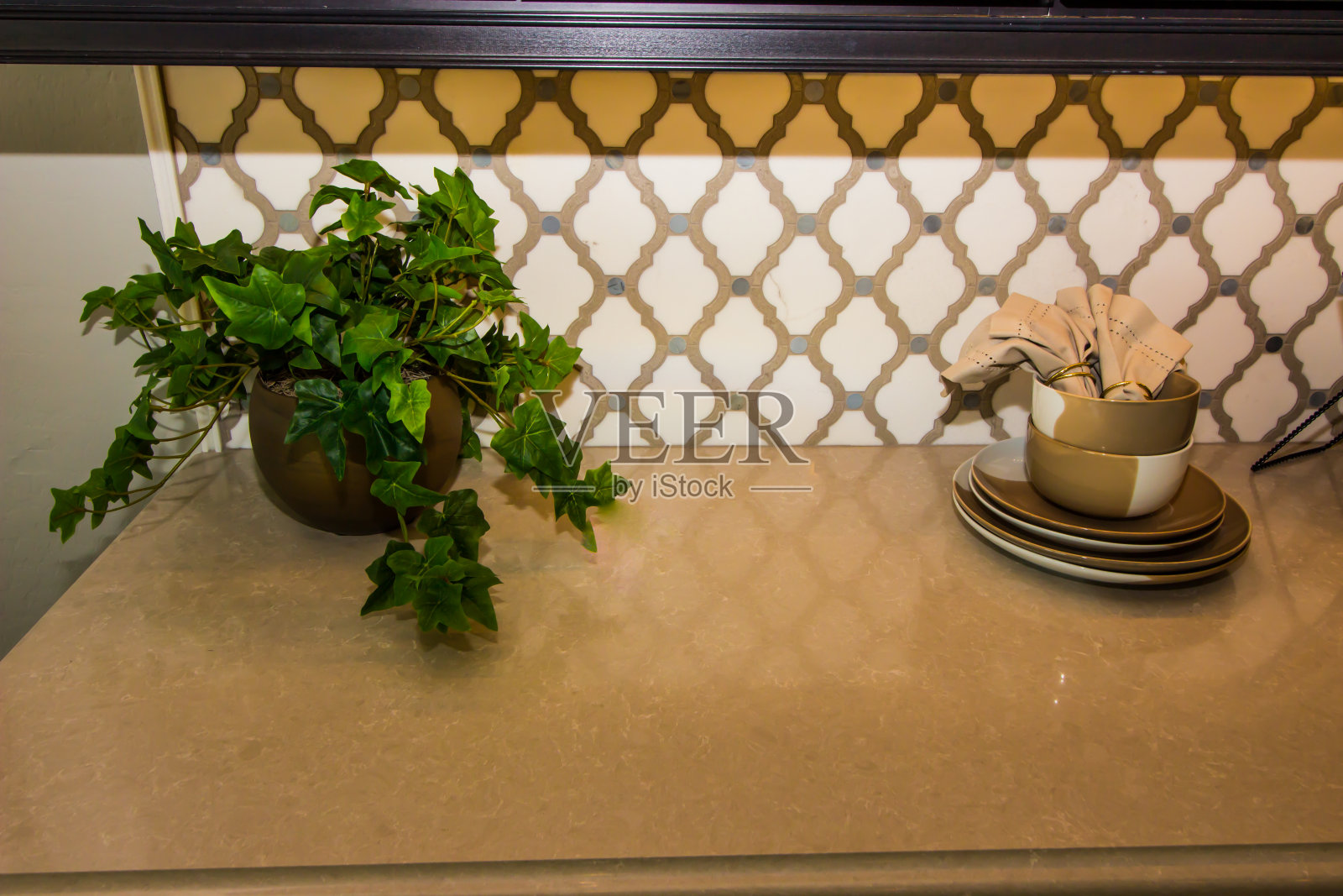 厨房台面与植物和装饰项目照片摄影图片