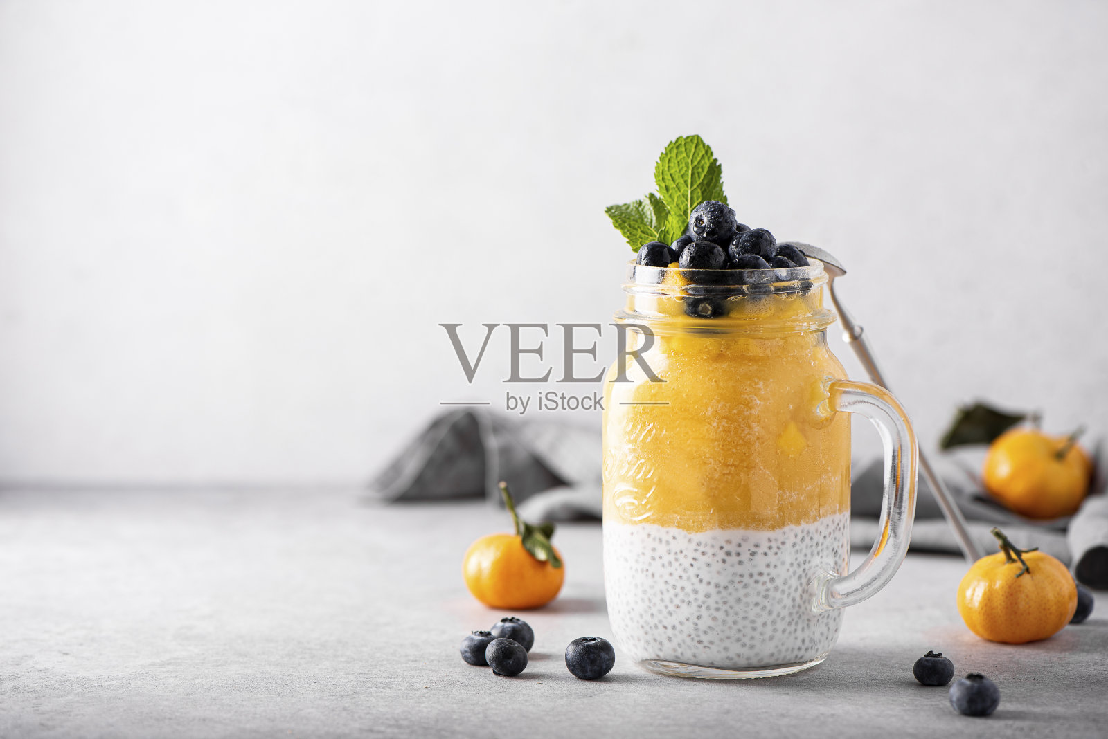 希腊酸奶加奇亚籽和柑橘和芒果冰沙照片摄影图片