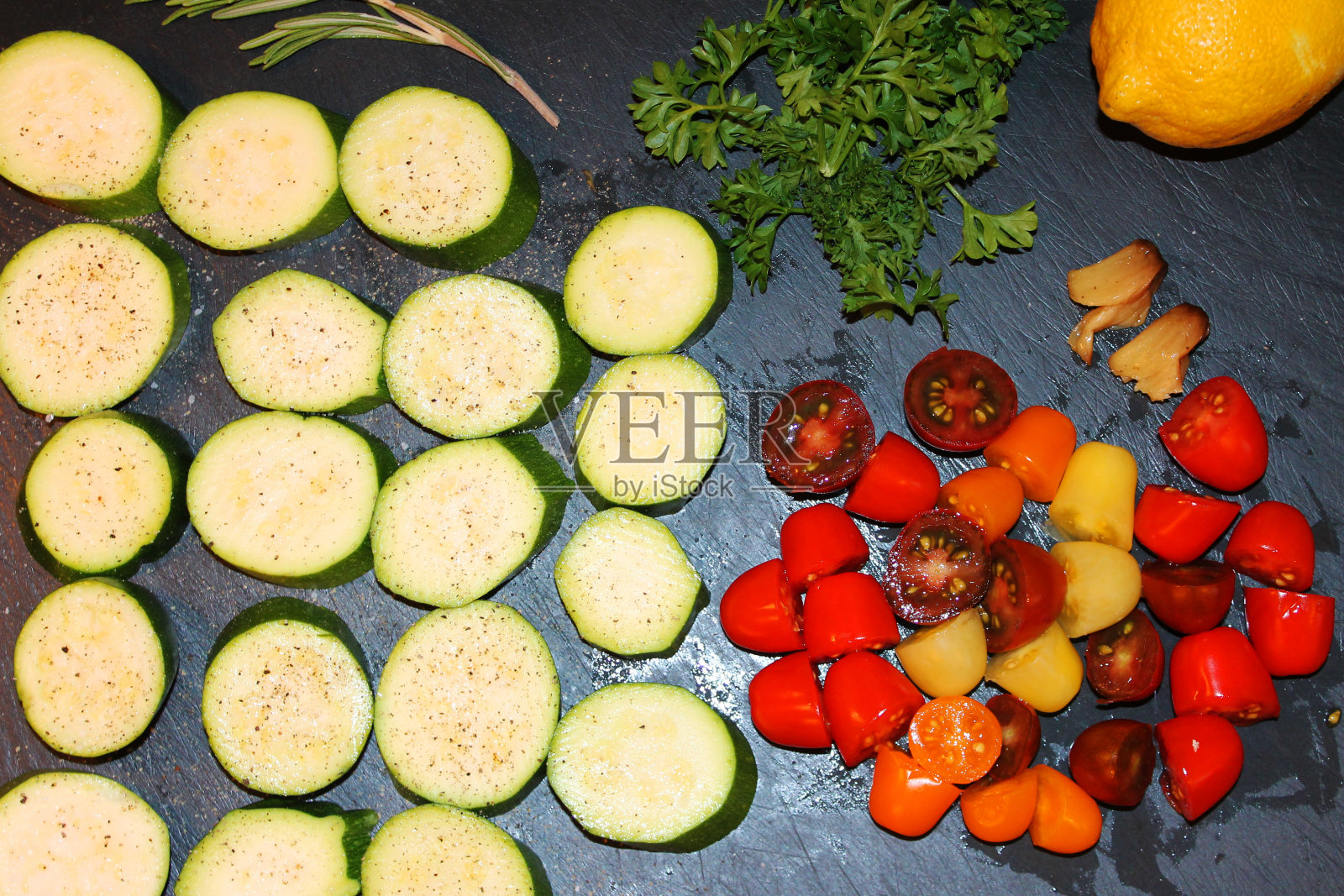 切菜板上剁碎的食物照片摄影图片