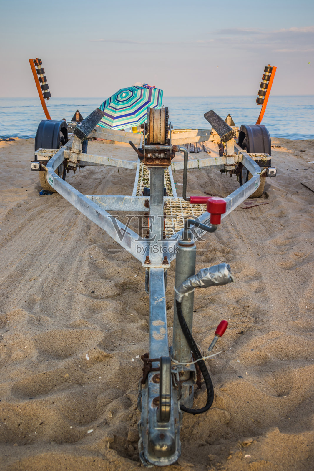 海滩上的船拖车。车根船,部件,船根拖车,照片摄影图片