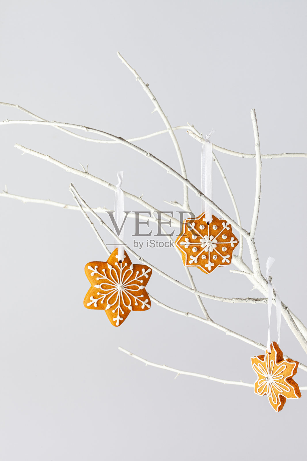 用姜饼雪花装饰的树枝照片摄影图片