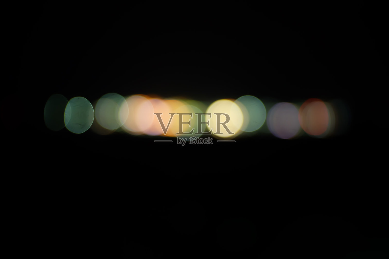 抽象的灯光在城市的散景和散焦灯光下,夜幕模糊了背景照片摄影图片