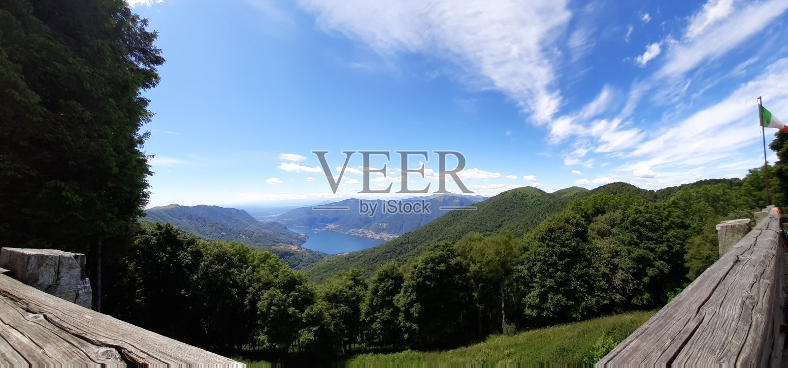 从Palanzone山的路径上可以看到湖的全景照片摄影图片