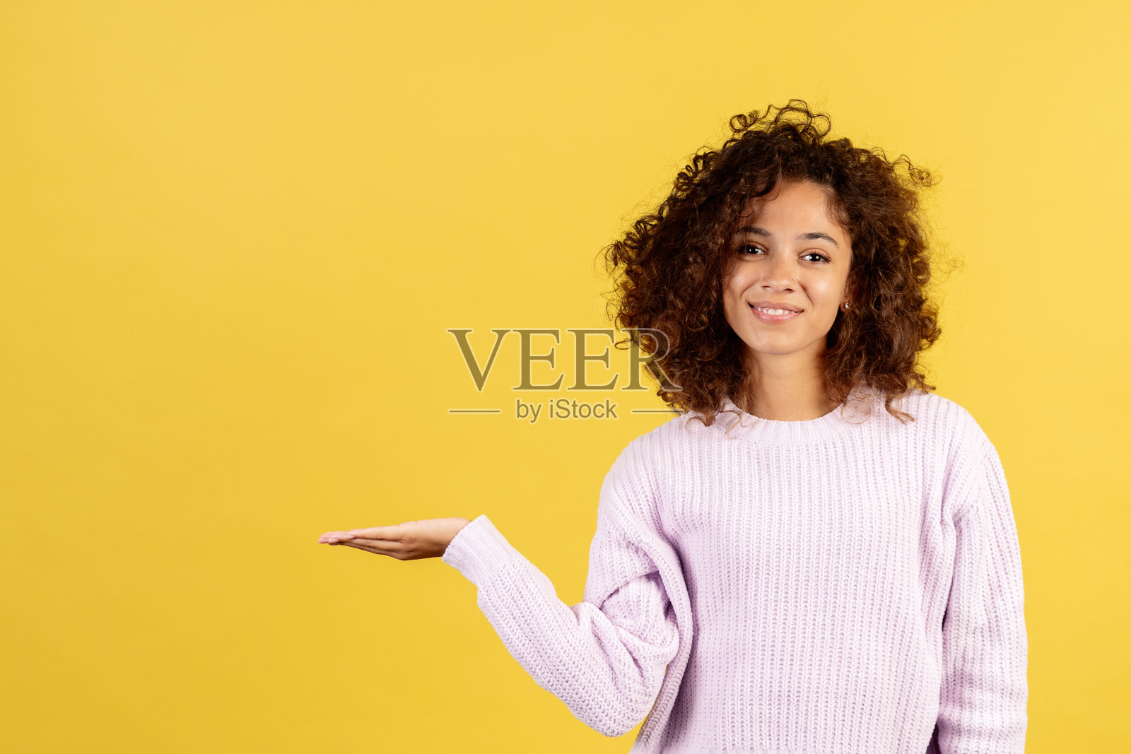 成年非洲裔美国妇女在黄色拷贝空间背景照片摄影图片