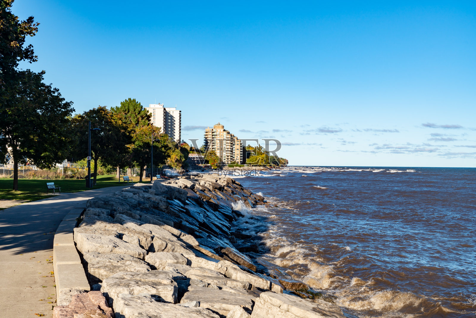 加拿大安大略省伯灵顿市安大略湖湖畔的斯宾塞史密斯公园和布兰特街码头照片摄影图片