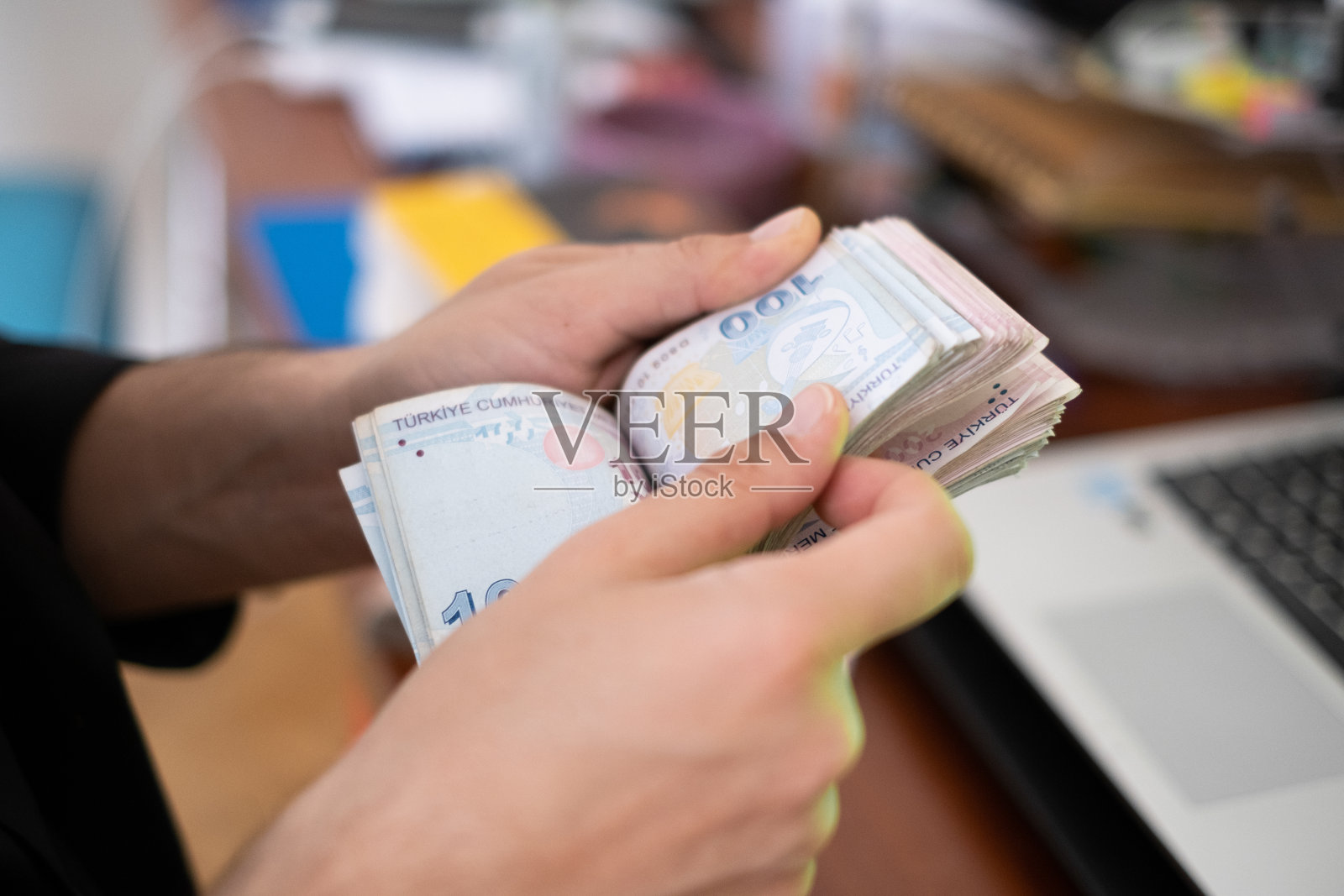 靠近一名男子的手,在数土耳其货币照片摄影图片