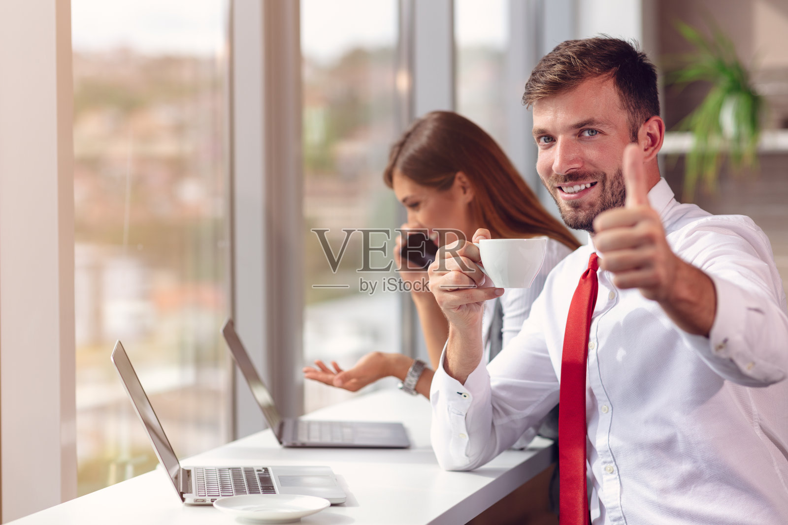 快乐的商务人士一起在电脑上工作照片摄影图片