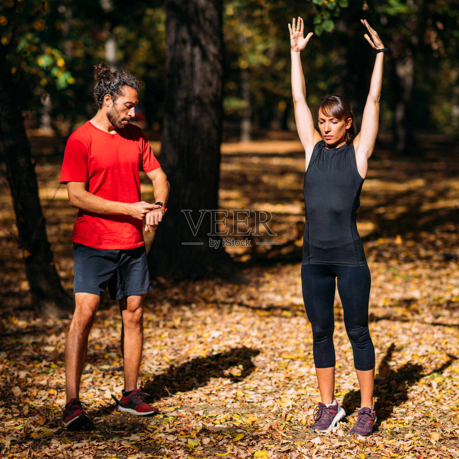 一对年轻夫妇在公园训练后伸展身体照片摄影图片