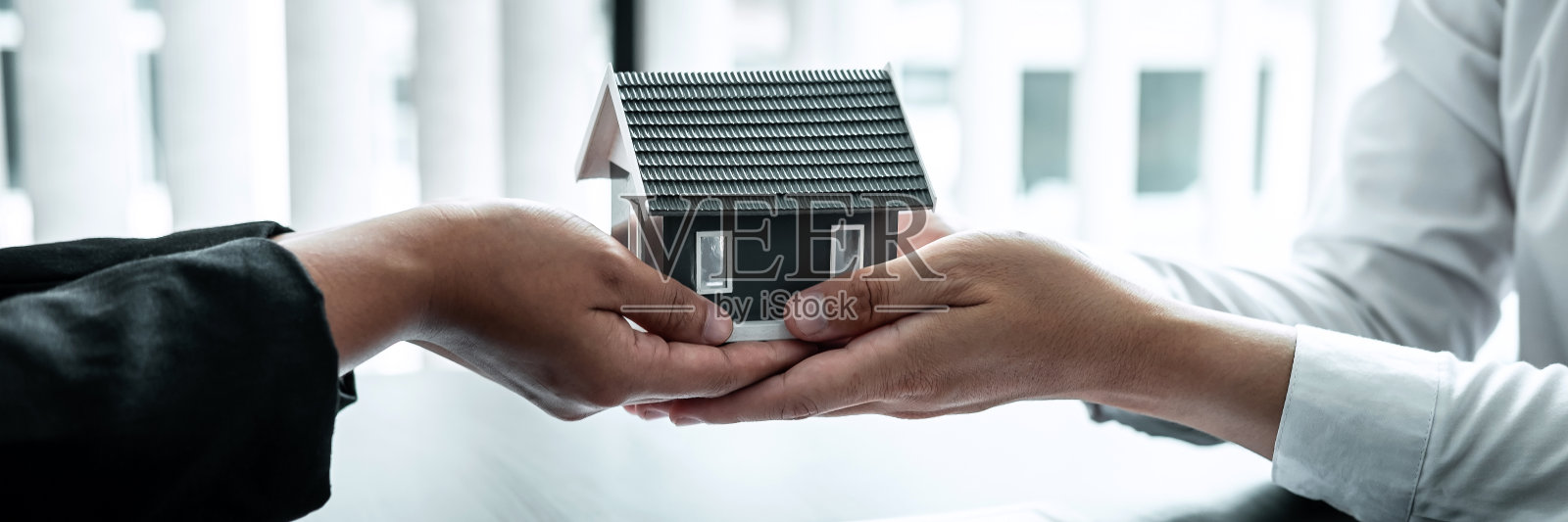 销售房地产代理在签订具有认可的物业形式、住房保险和房地产投资理念的协议合同后,向新客户提供房屋模型照片摄影图片