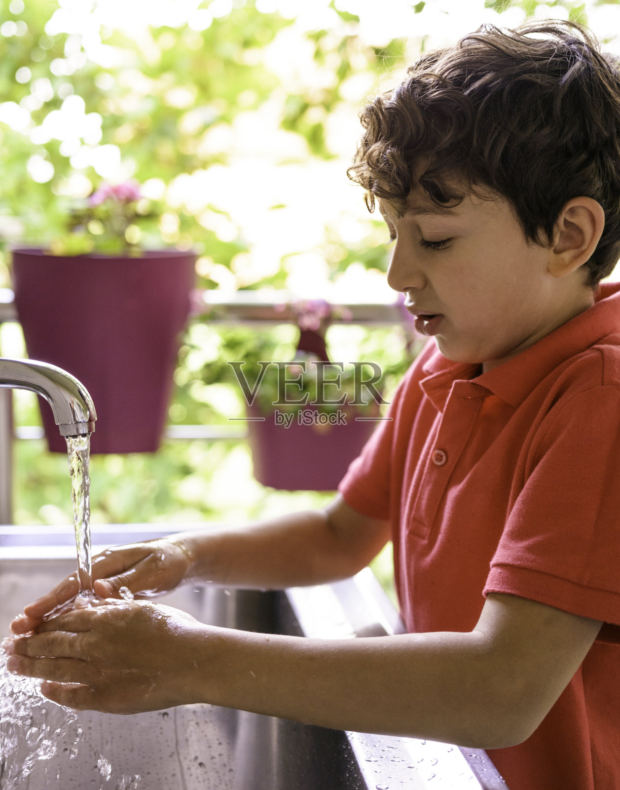 儿童正在用抗菌肥皂洗手——预防Covid-19病毒疾病照片摄影图片