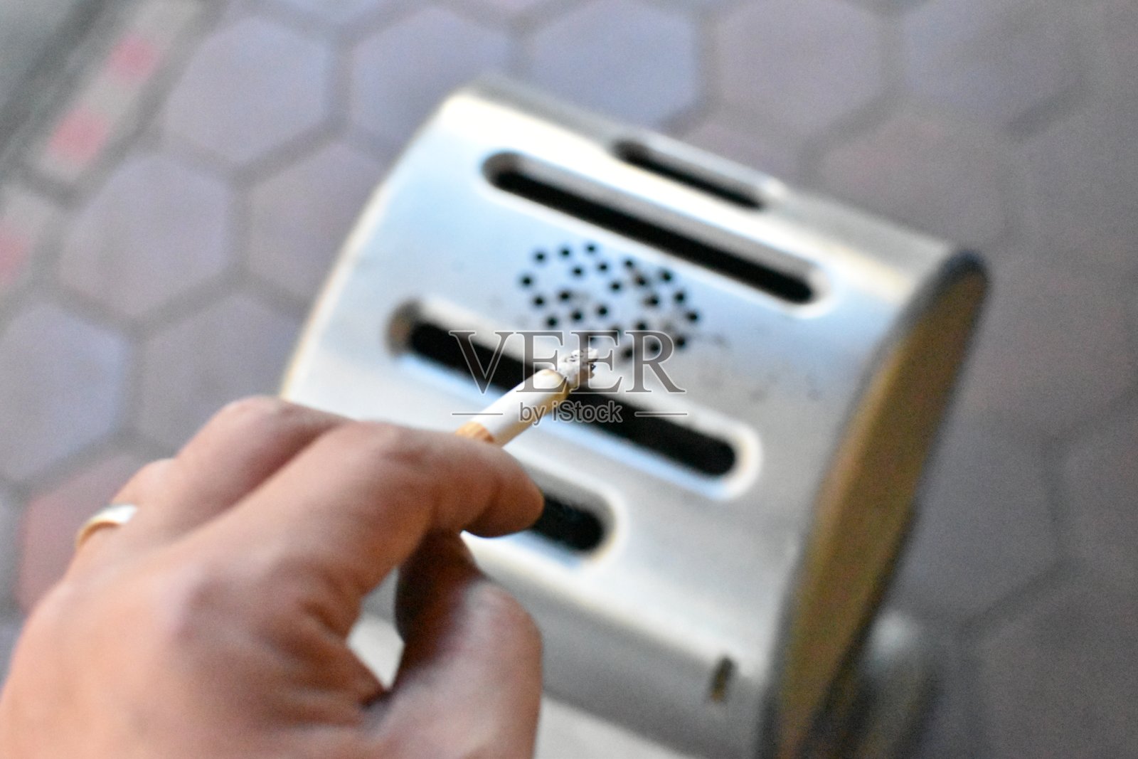 城市中的吸烟空间照片摄影图片