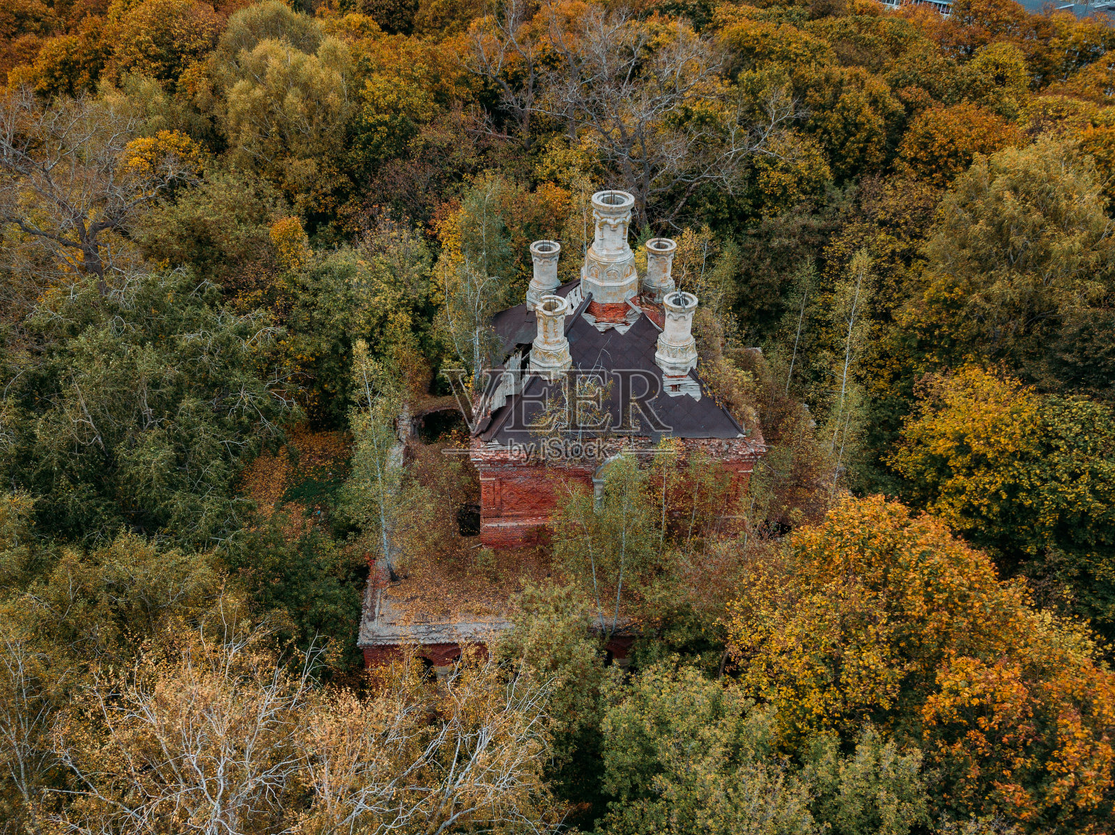 图拉地区普拉夫斯克废弃的俄罗斯东正教全圣教堂,秋季鸟瞰图照片摄影图片