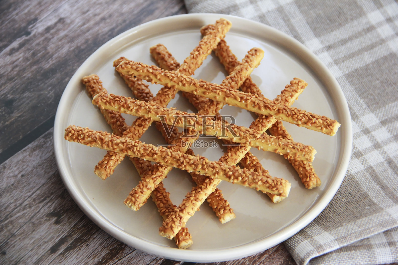 把干爽的零食夹在芝麻上,再撒上一层照片摄影图片