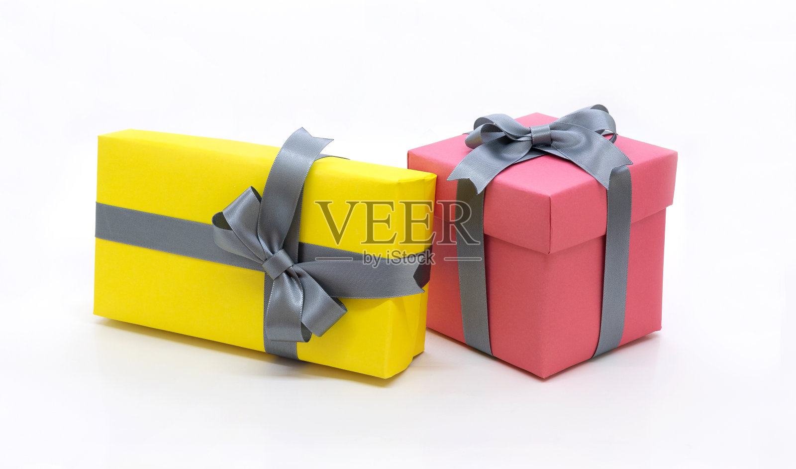 黄色和红色礼盒丝带孤立在白色背景照片摄影图片