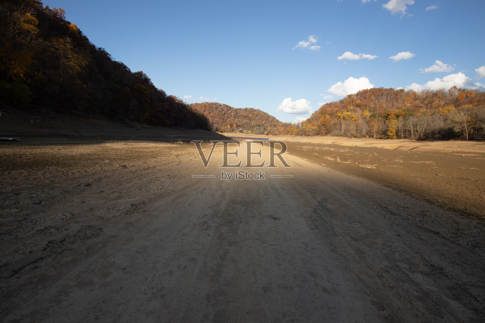 尤格湖底的老40号公路照片摄影图片