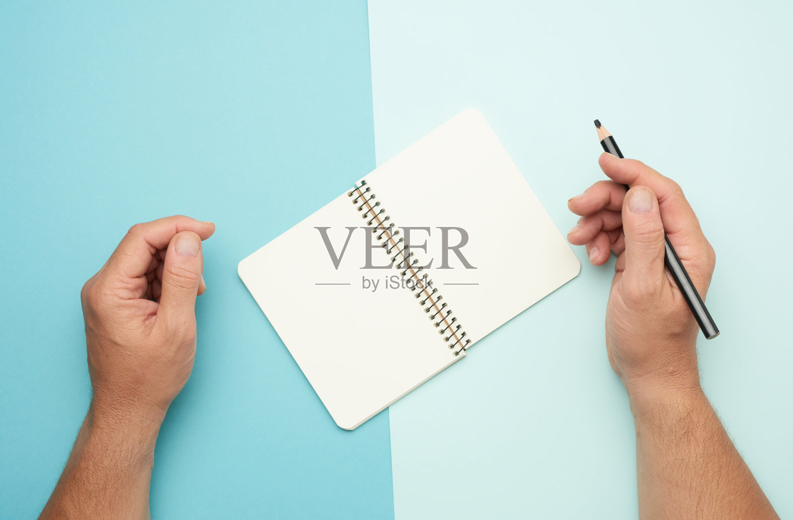 两个男性的手拿着打开的记事本和空白的白纸照片摄影图片