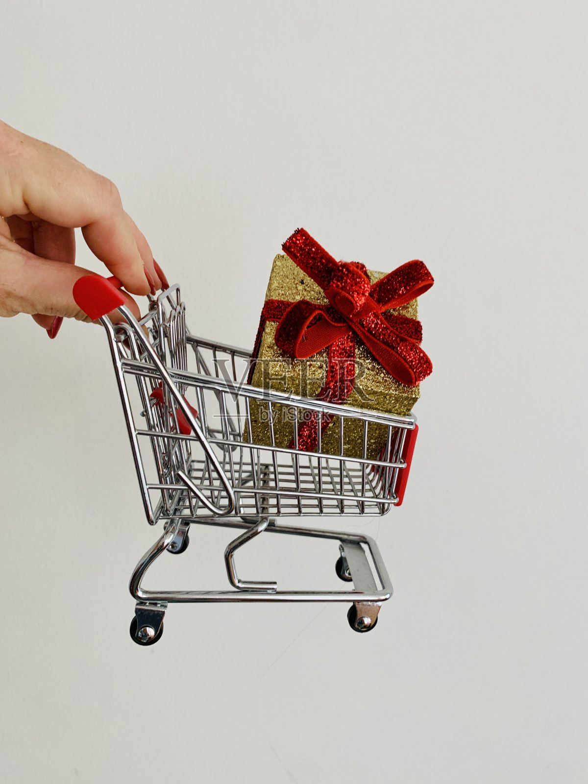 礼物在手推车在女性的手照片摄影图片