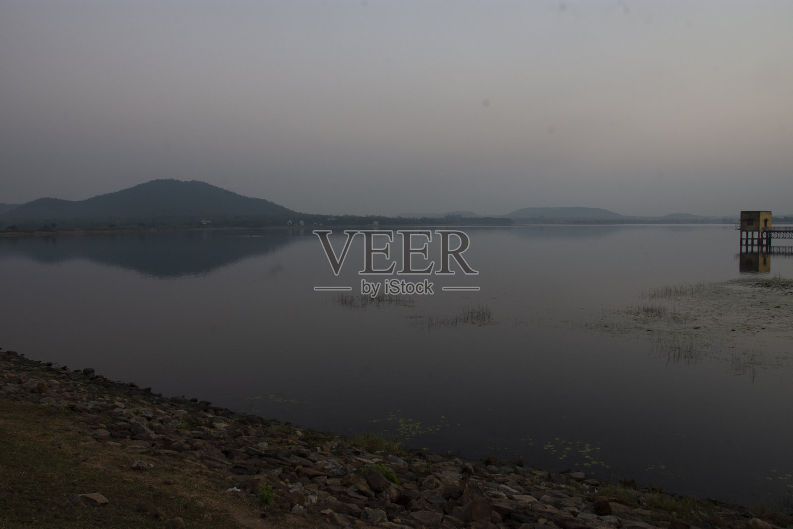 日落时的巴兰提湖。Baranti是印度西孟加拉邦Purulia地区的Raghunathpur地区Santuri的一个小部落村庄。照片摄影图片