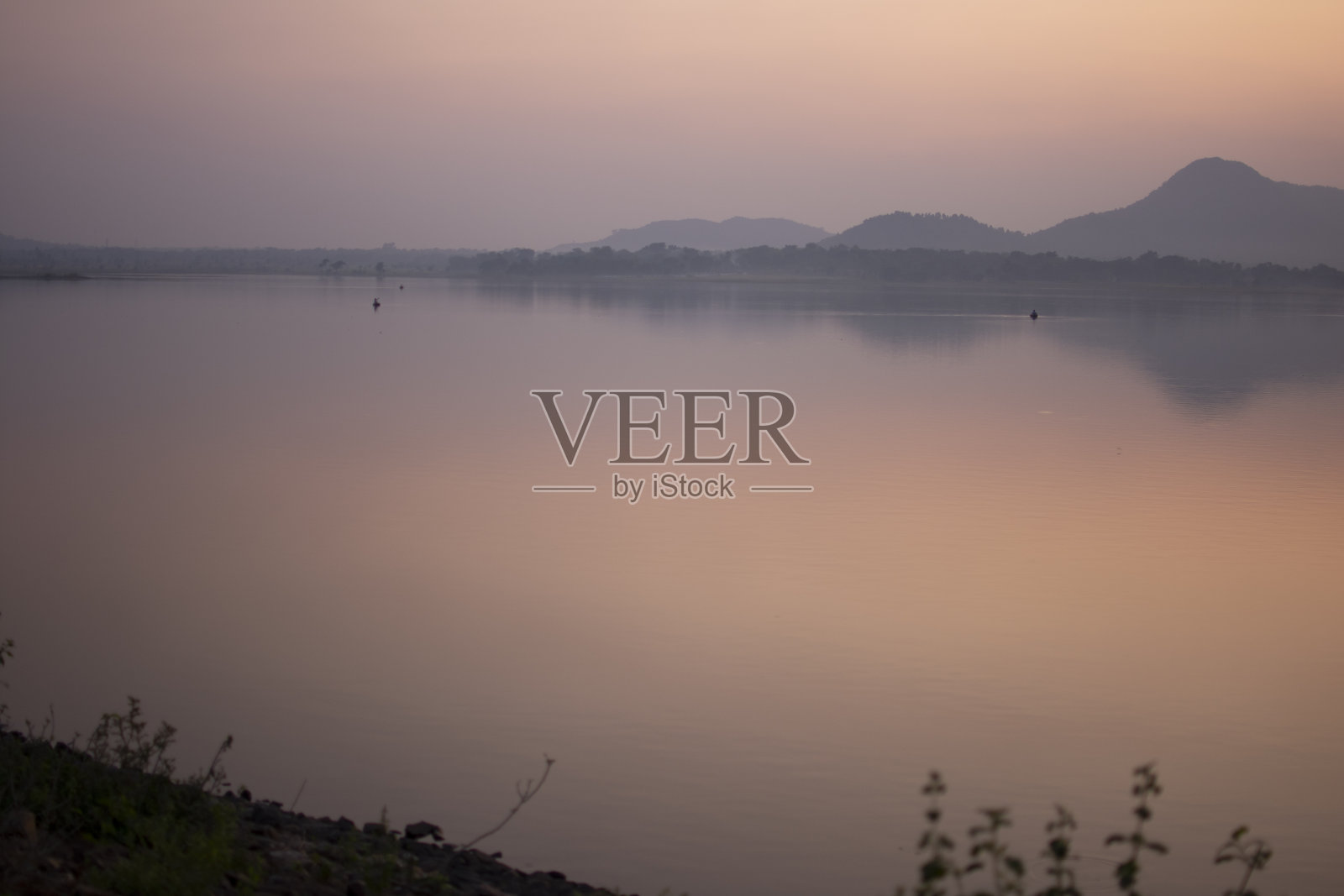 日落时的巴兰提湖。Baranti是印度西孟加拉邦Purulia地区的Raghunathpur地区Santuri的一个小部落村庄。照片摄影图片