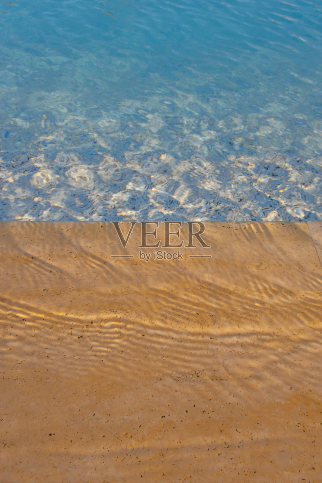 在炎热的夏天游泳的游泳池照片摄影图片