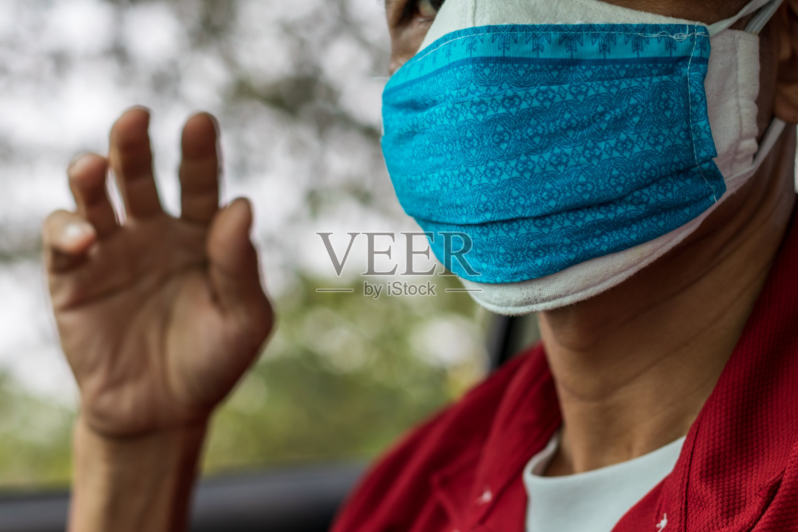 一名男性在车里戴着面具。照片摄影图片