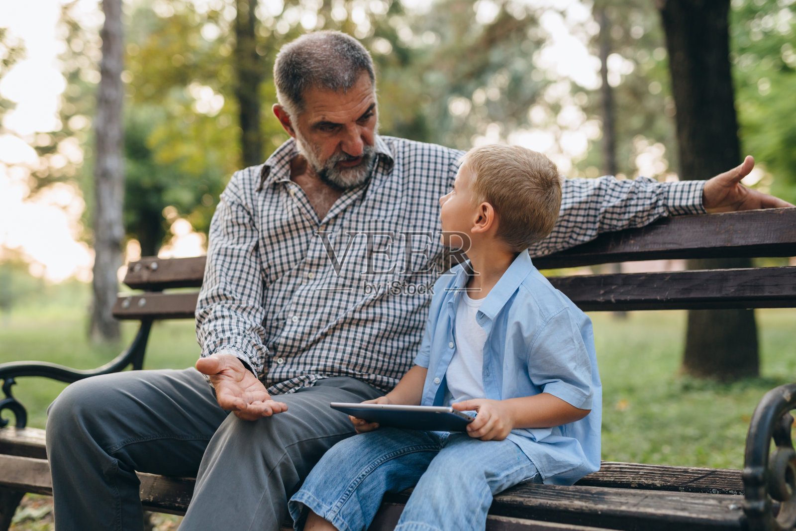 爷爷和孙子在公园里照片摄影图片