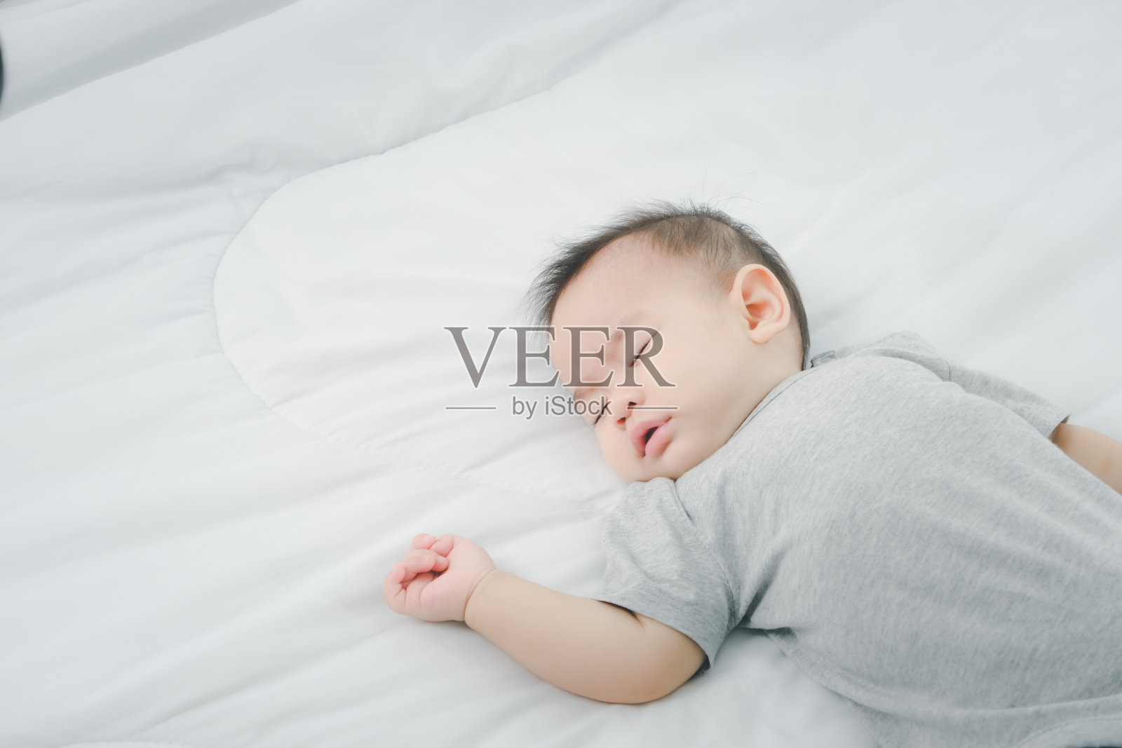 新生儿正在家里的床上睡觉,俯视图照片摄影图片