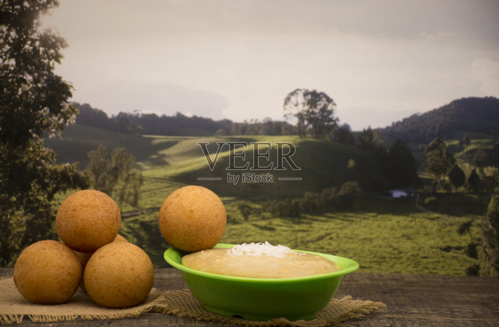 纳提拉和油炸传统哥伦比亚食物。照片摄影图片