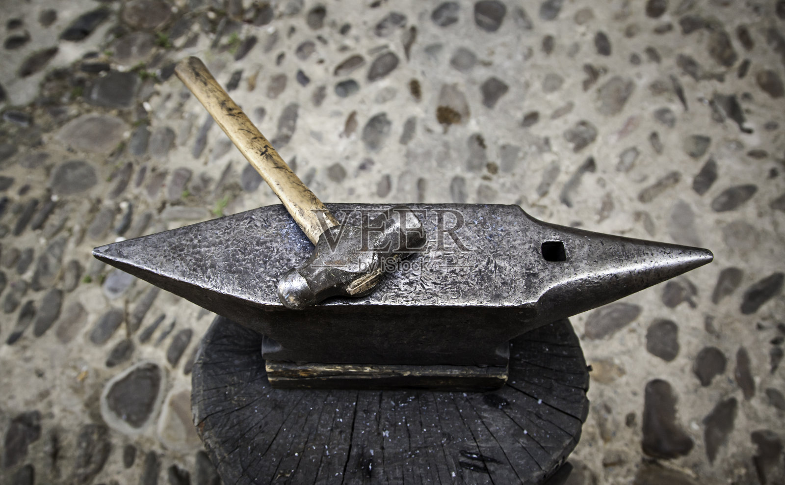 熔炉里的旧铁锤和铁砧照片摄影图片