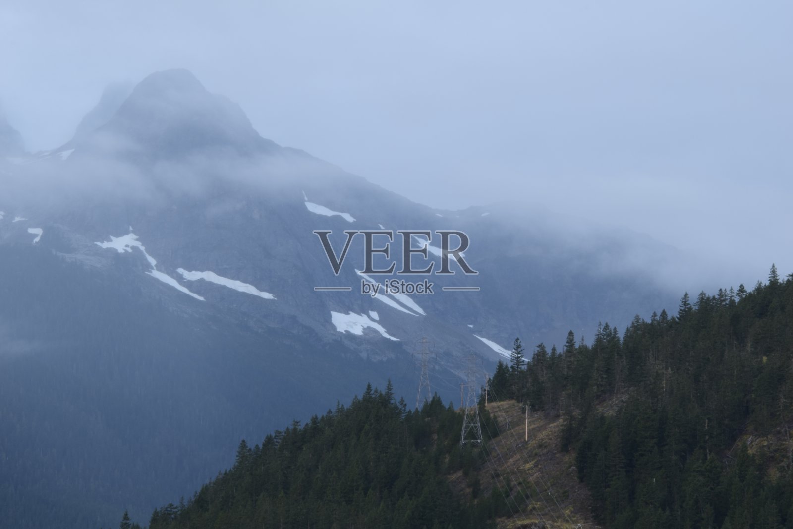 电线朝着大雪覆盖的大山照片摄影图片