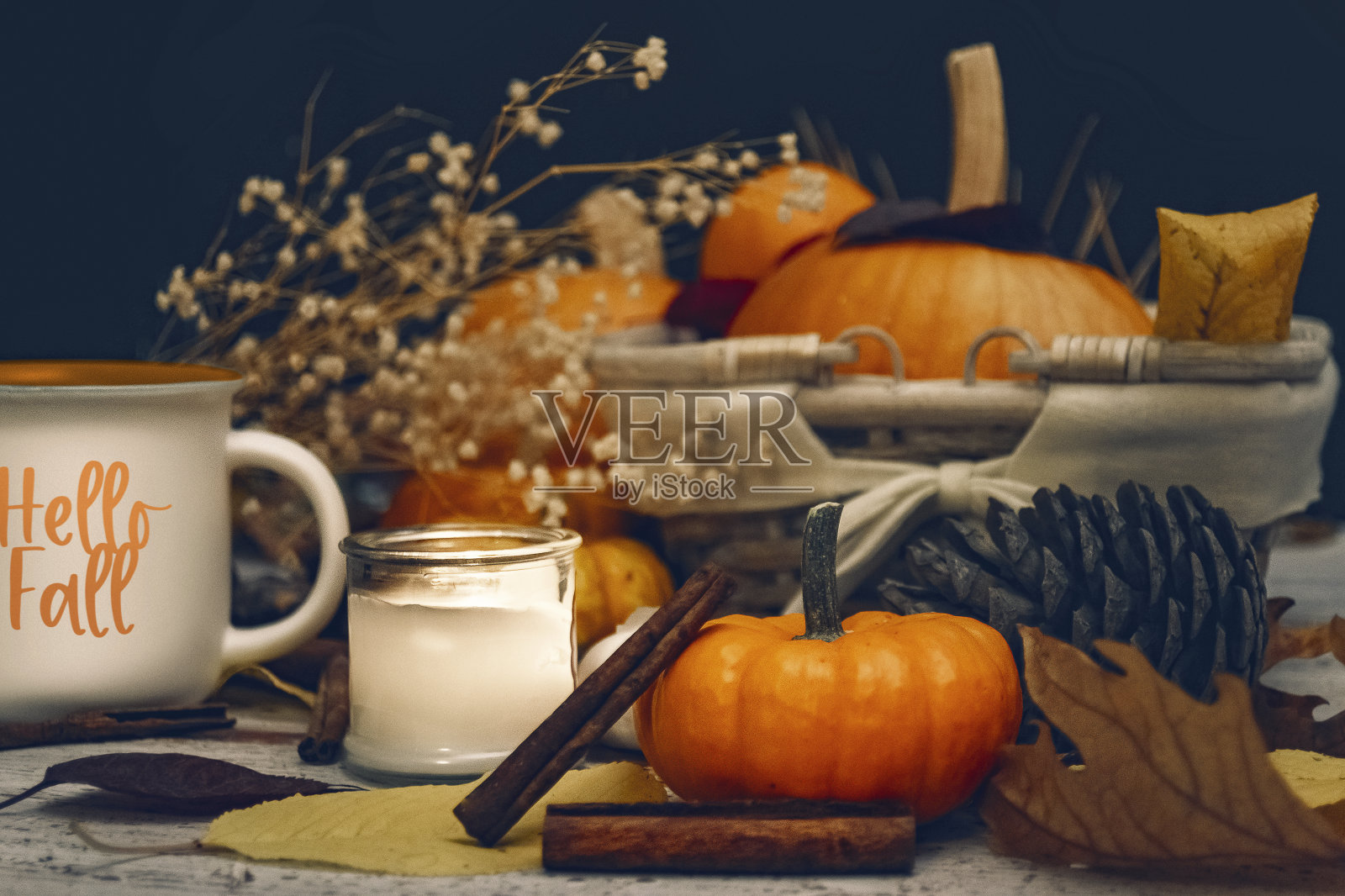 正面的南瓜和叶子在白色木制桌子上照片摄影图片