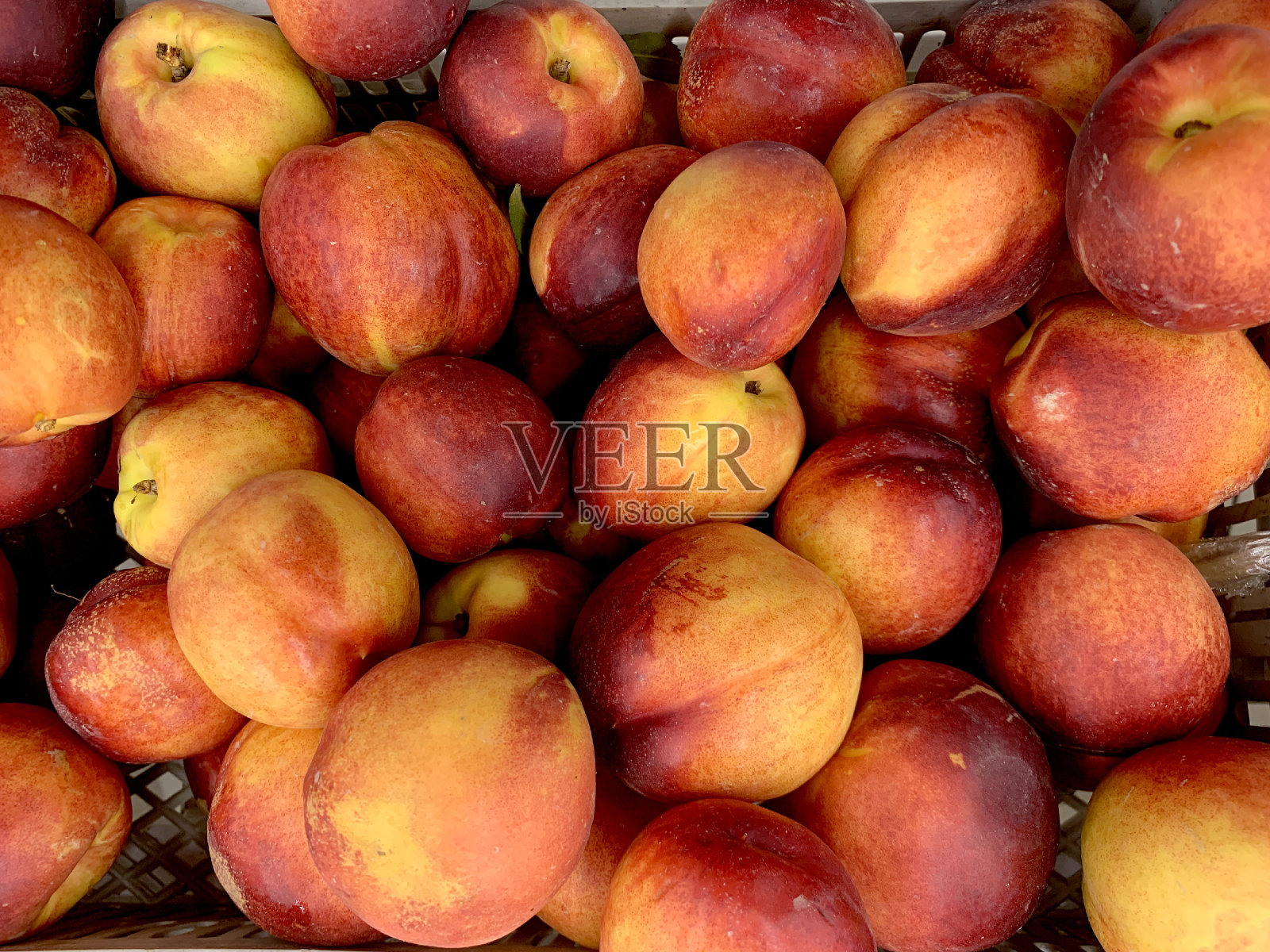 自然背景秋收成熟油桃。照片摄影图片