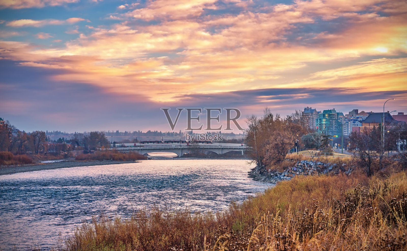 波河上生机勃勃的日出照片摄影图片