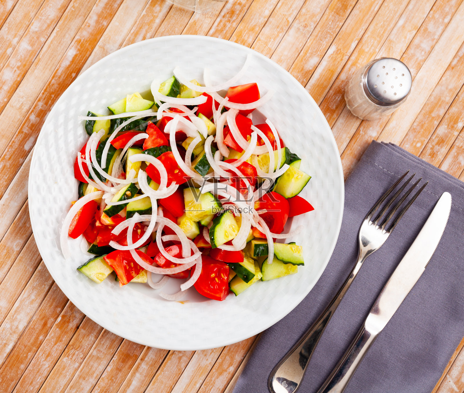用新鲜西红柿,黄瓜和洋葱做的素食沙拉照片摄影图片