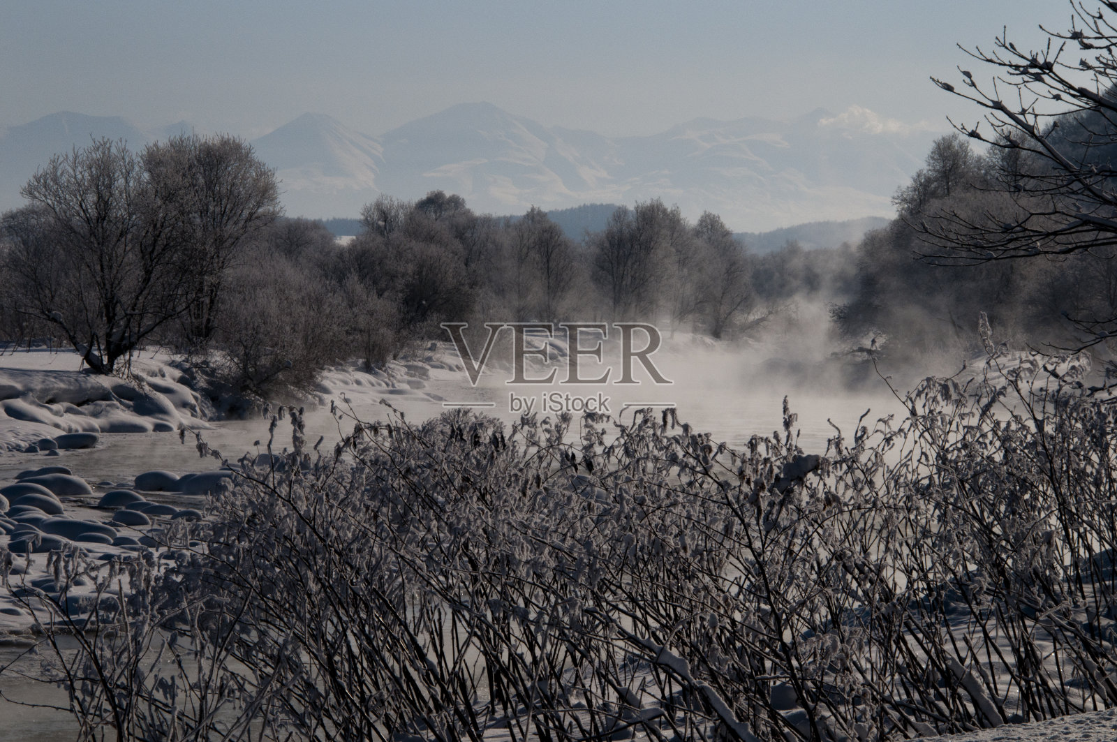 冬天寒冷的早晨,河上起了雾照片摄影图片