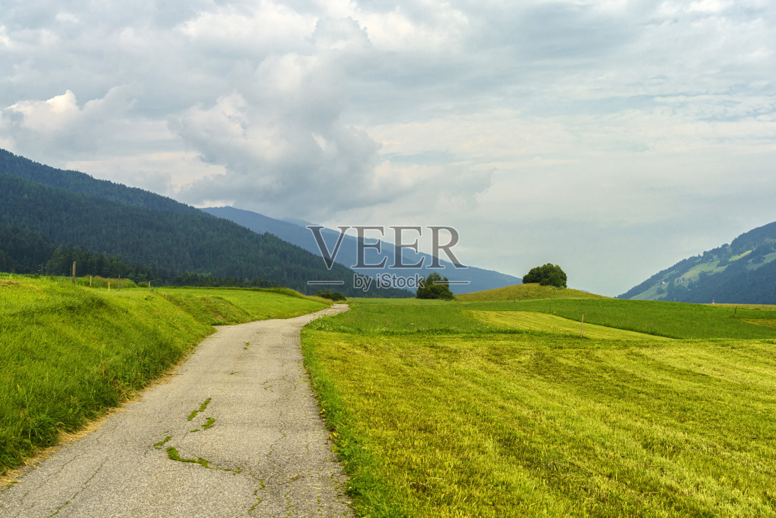 夏天的Pusteria山谷自行车道照片摄影图片