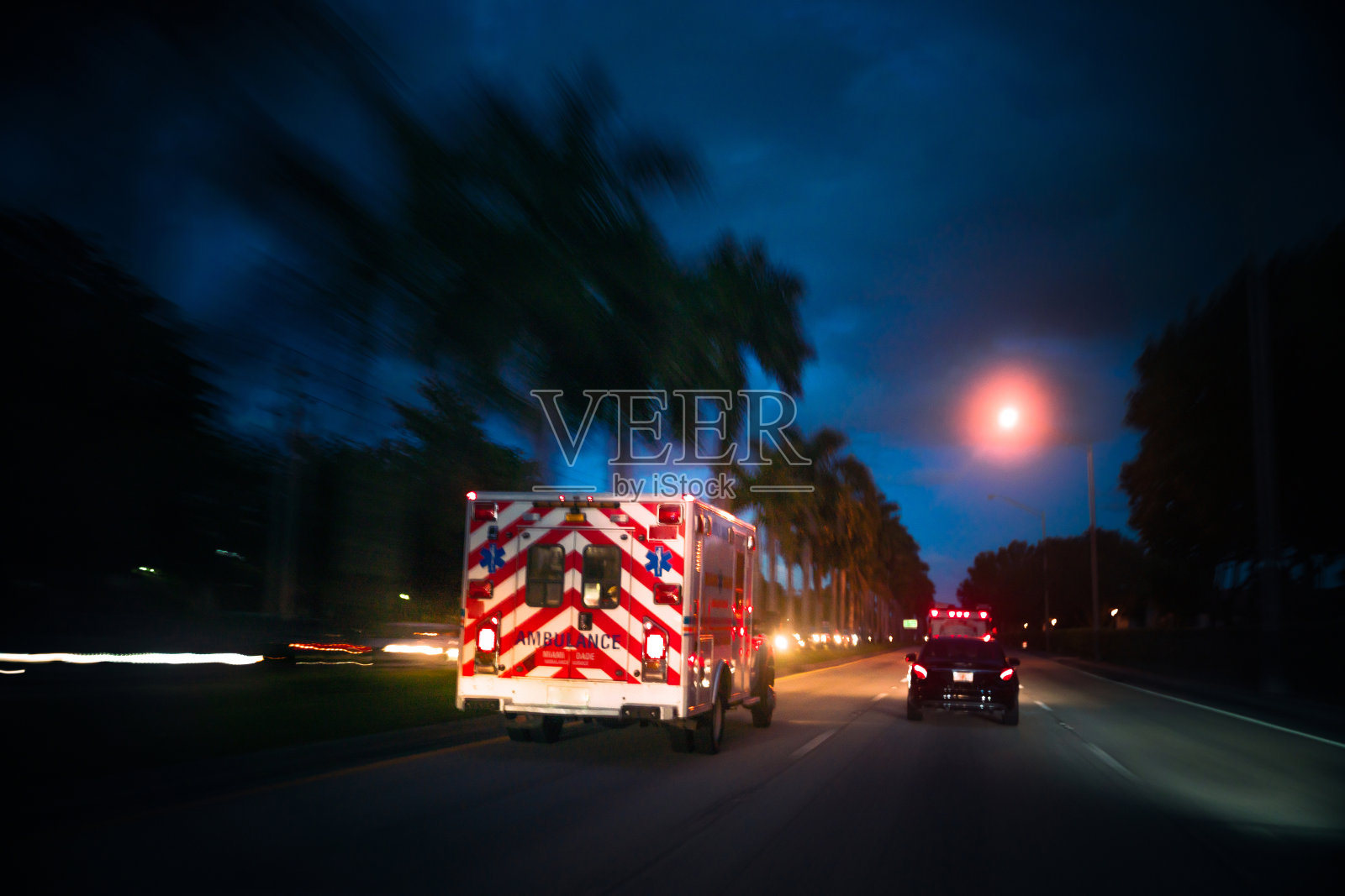 救护车在迈阿密郊区行驶照片摄影图片