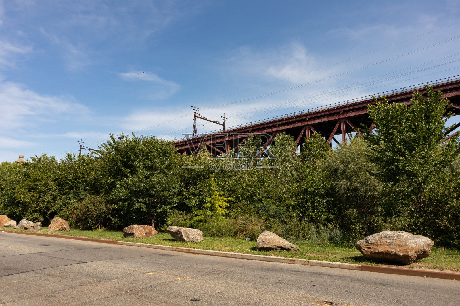 纽约市兰德尔岛和沃德岛的高架电动火车轨道照片摄影图片
