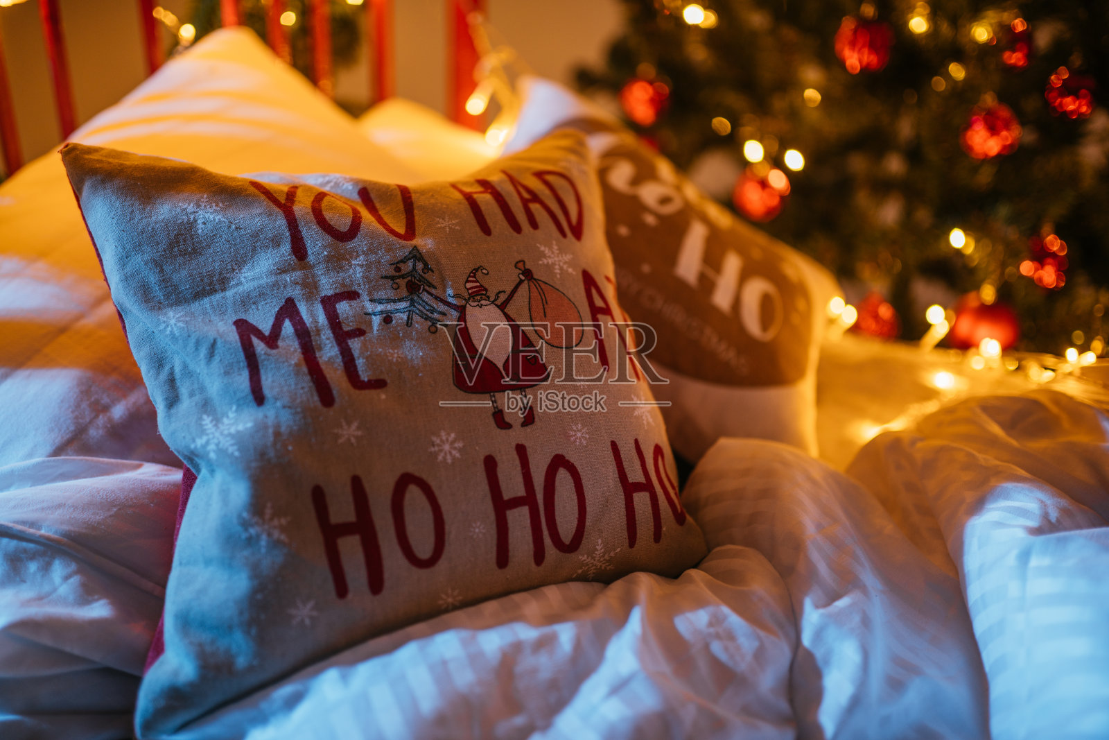 2021年新年室内装饰有蜡烛、灯泡和散焦。房间装饰圣诞节庆祝活动。带礼物的圣诞树照片摄影图片