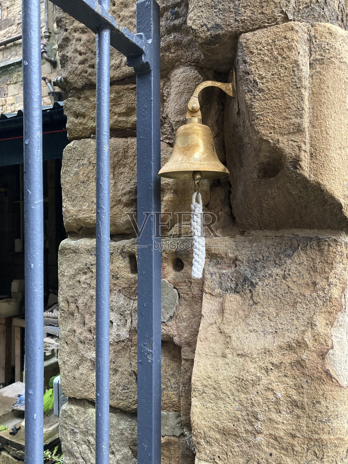 关闭旧钟和排水管照片摄影图片