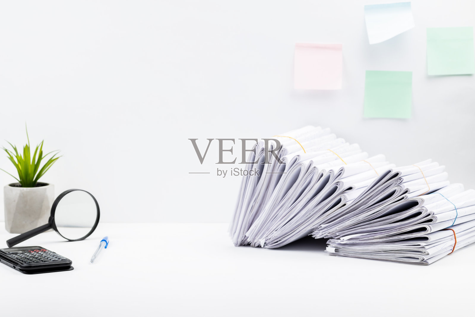 关闭堆放在工作场所的文件。文书工作的概念。影棚拍摄。空白照片摄影图片