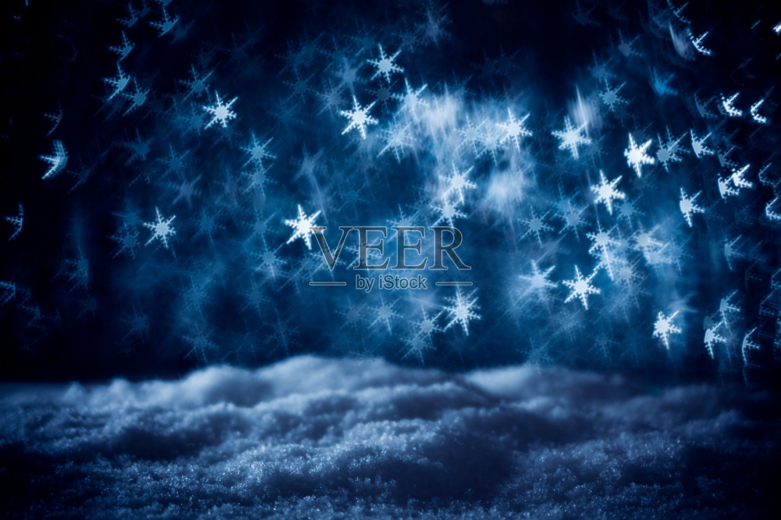 雪被一圈白茫茫的雪花簇拥着,闪闪发光。寒冷冬天的背景。照片摄影图片