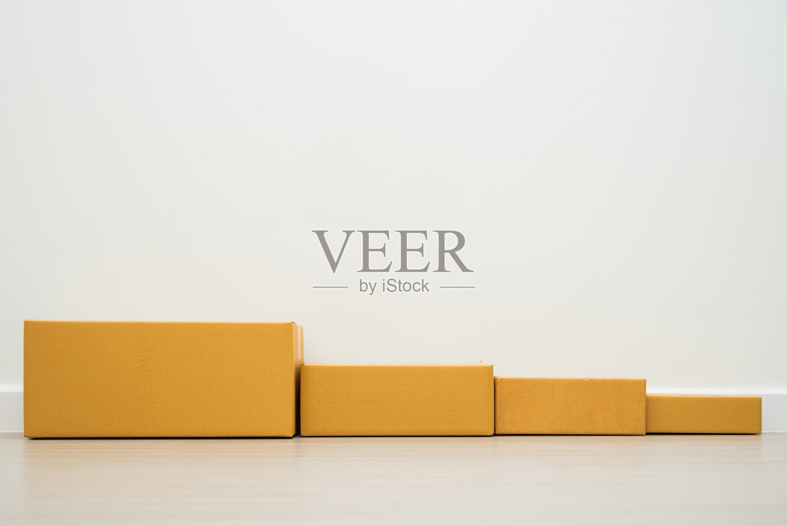 在空白空白的白色背景上堆叠纸箱包裹纸板模型。照片摄影图片