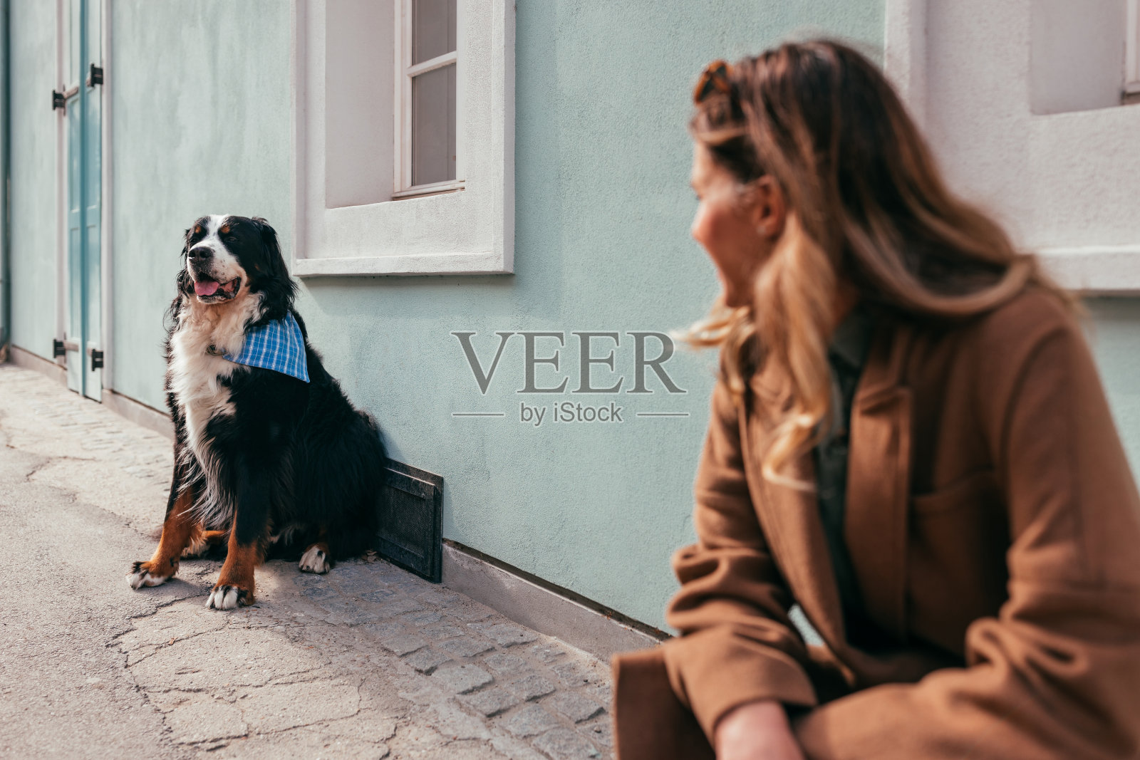 微笑的女人和她的狗享受秋日户外照片摄影图片