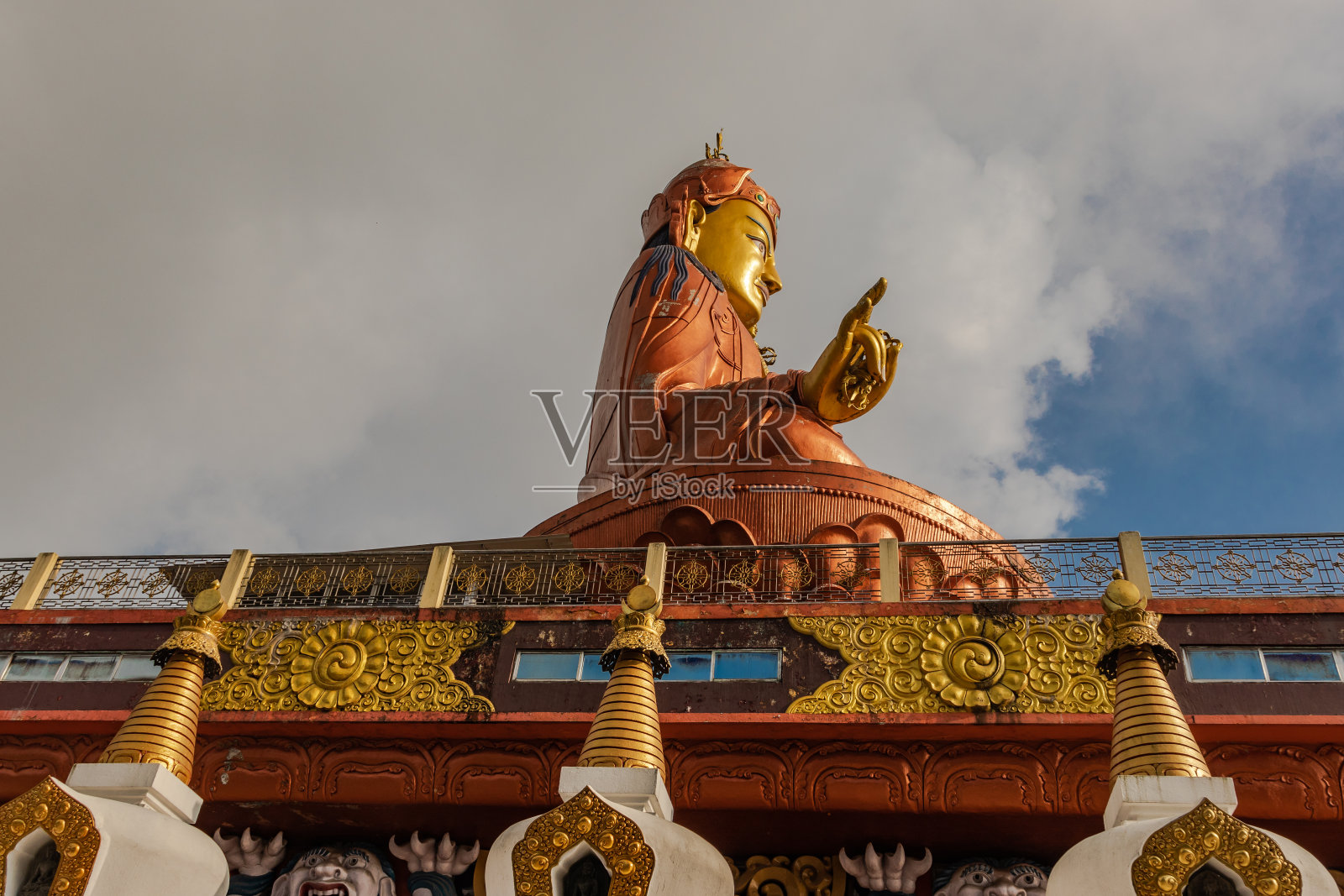 南池莲花生大士尊像,以佛教而闻名照片摄影图片