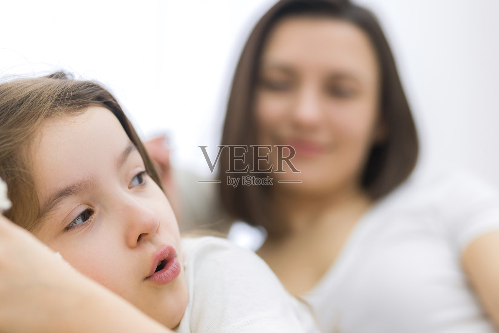 近距离观看快乐美丽的年轻母亲与小坦诚的女儿。照片摄影图片